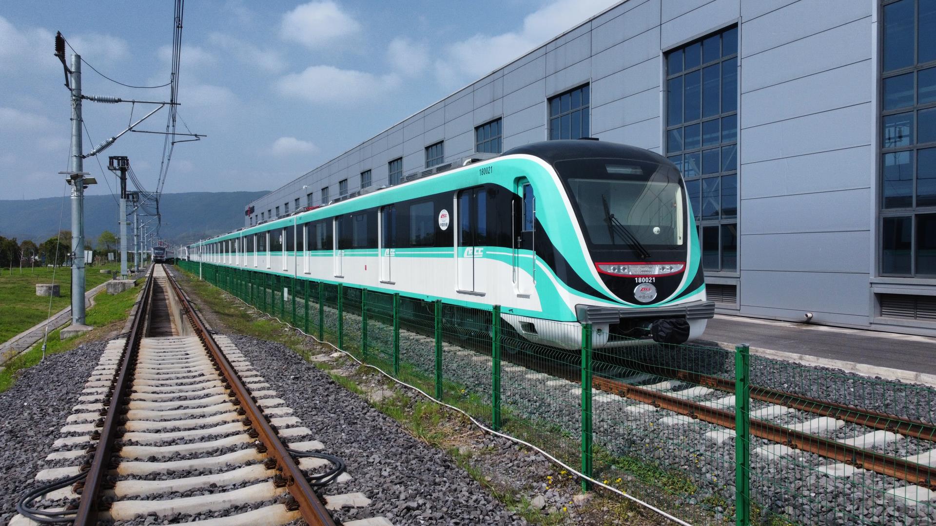 圖四：重慶機電集團(tuán)參股企業(yè)重慶中車長客生產(chǎn)的重慶軌道交通18號線首列電客車進(jìn)入大批量生產(chǎn)階段。.jpg